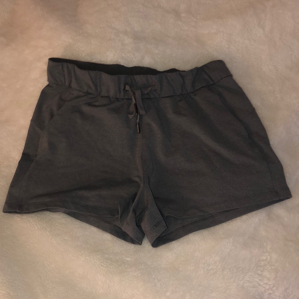 LULULEMON GREY ON THE FLY SHORTS 2.5🤩
